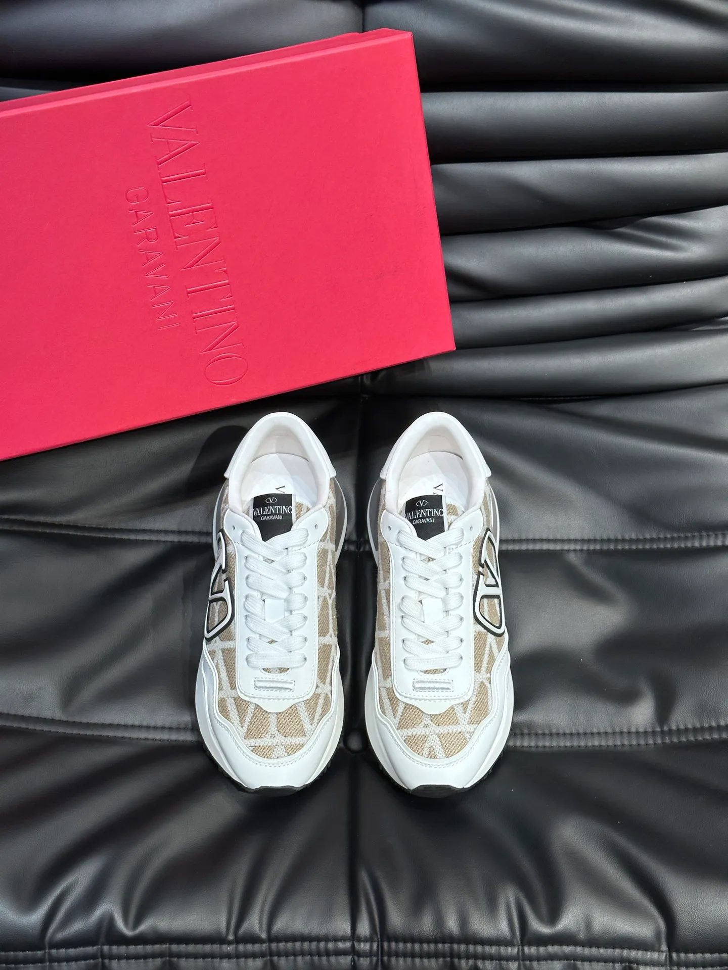 P540💰 Product trademark: VALENTINO "Valentino" Regular size: 38-44 [45 customized] Product materials: Warren men's casual sports shoes, made of multi-material splicing, calf leather stitched with suede cowhide, fabric mesh upper, fabric tongue decorated with brand badge, rubber rivet decorative details on the heel, rivet rubber outsole, non-slip, wear-resistant and shock-absorbing, pure cotton inner foot pad, comfortable and breathable, comes with original box packaging bag!
